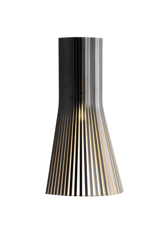 Schwarze Secto Design Wandleuchte 4231 aus Holzlamellen, modernes skandinavisches Design für indirekte Beleuchtung.